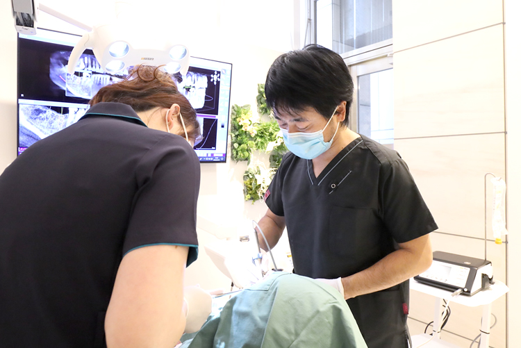 治療にあたる歯科医師とスタッフ